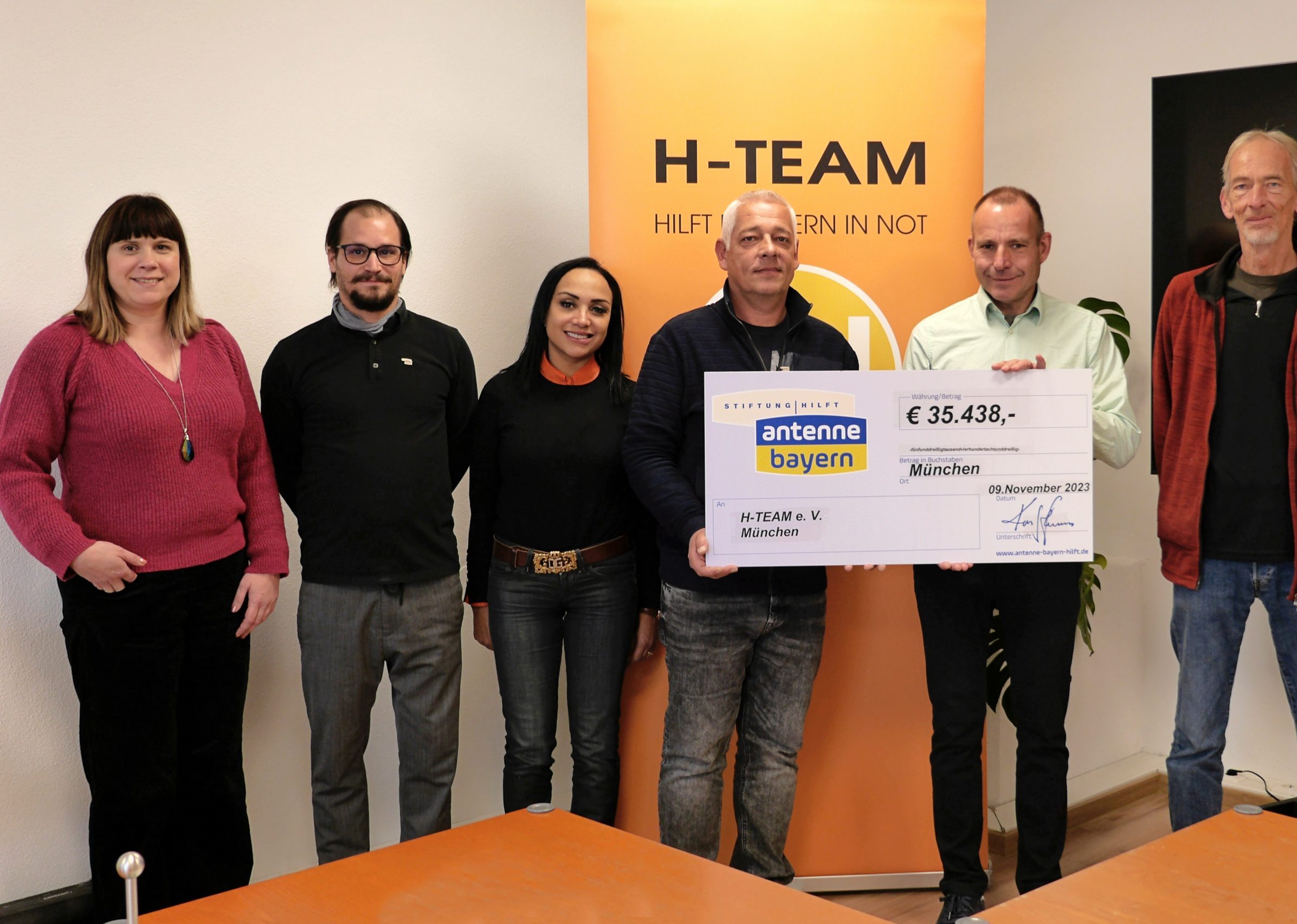 Scheckübergabe der Stiftung ANTENNE BAYERN hilft an den HTEAM e.V. H